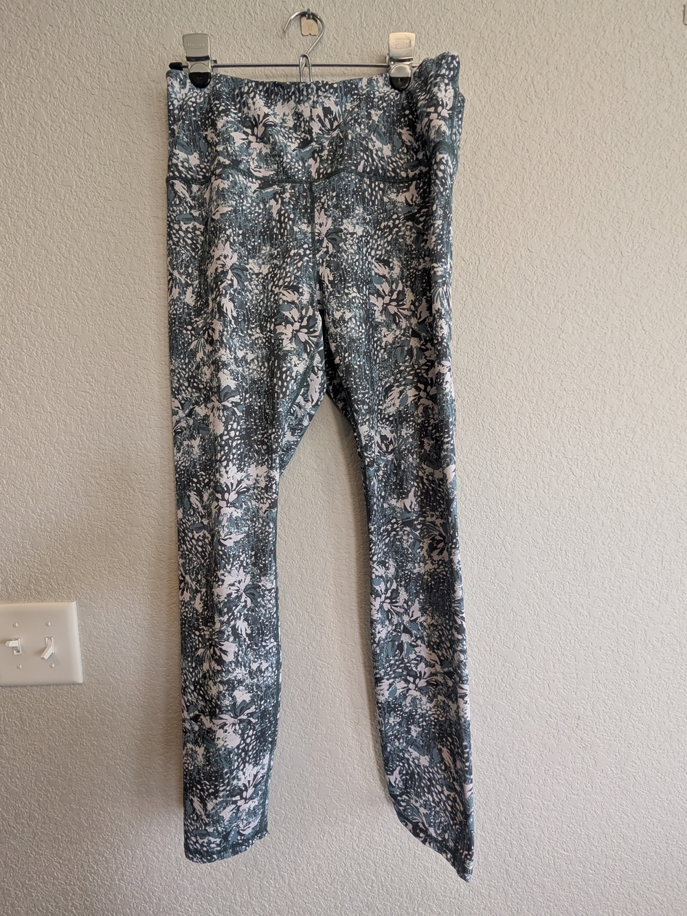 GAIAM Women's Sz L Floral High-Waist Leggings in Slate Blue and White
